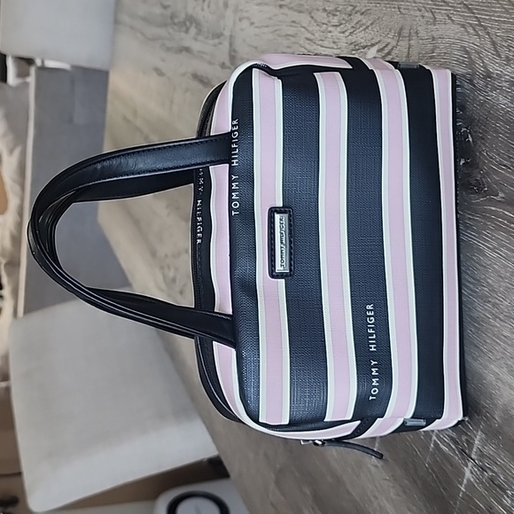 Tommy Hilfiger Pale Pink Cream & Black Stripe Top Handle Makeup Overnight Bag - Picture 11 of 11